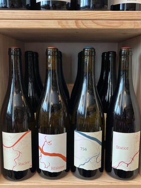 Notre gamme de Vins Bretons continue de s’agrandir ! 🍷 
À découvrir ou redécouvrir dans tes caves de Binic & St Quay Portrieux 

Les domaines disponibles : 
- @terredardoise 
- @la_vigne_et_l_abeille 
- @le.vignoble.de.rhuys_dantelezh 
- domaine des Longues Vignes 

Et bientôt d’autres domaines à venir …. 😉

#pupitre #cavisteindépendant #binic #stquayportrieux #vinbreton

L’abus d’alcool est dangereux pour la santé. À consommer avec modération.